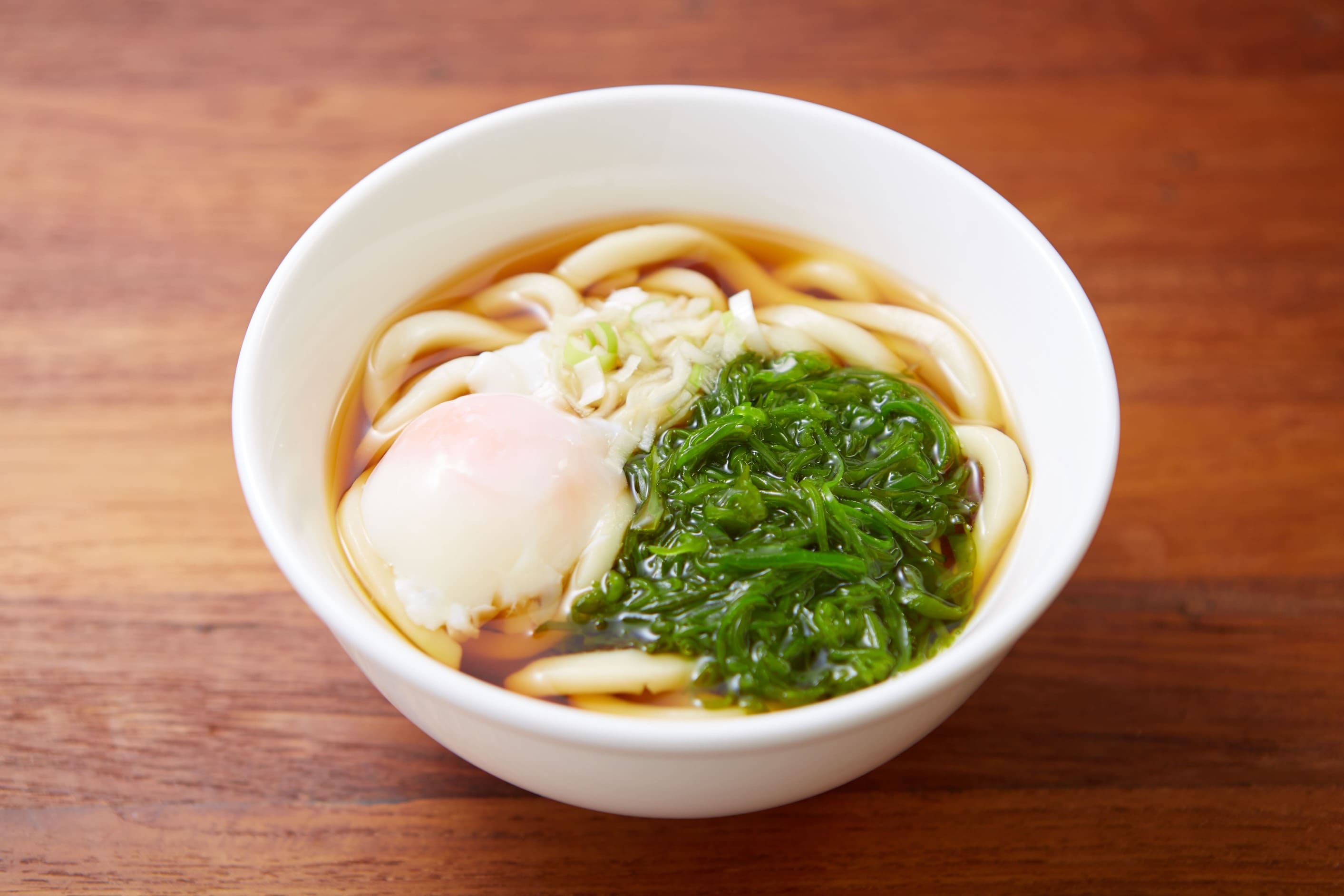うどんやラーメンにめかぶをトッピングした麺類アレンジの写真
