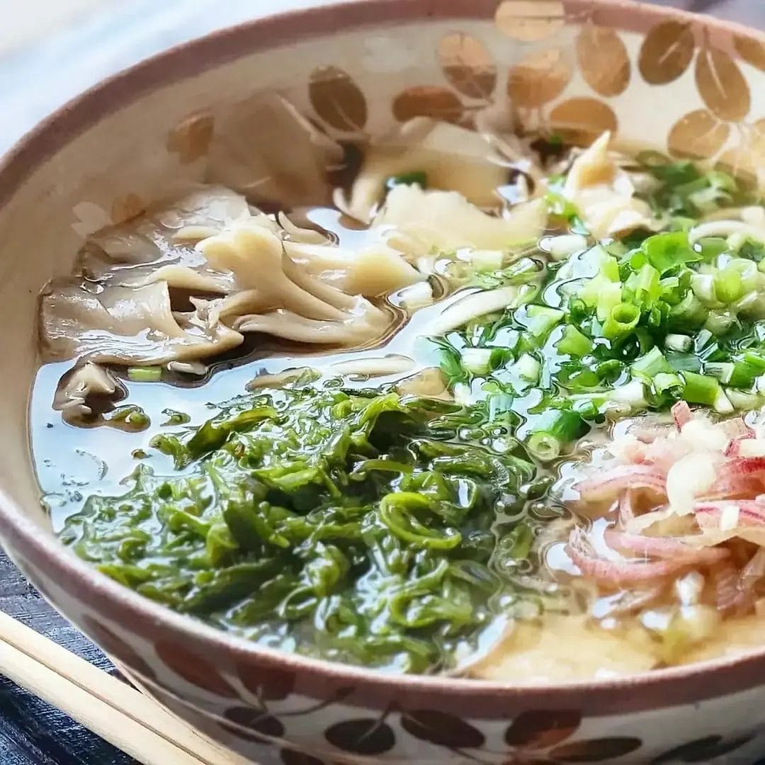 めかぶ舞茸お揚げのかけうどん